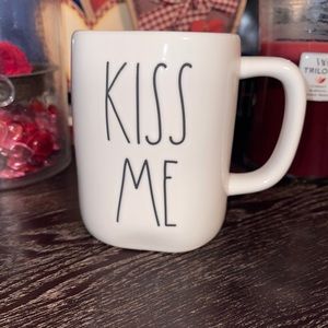 NWT Rae Dunn “Kiss Me” ceramic mug